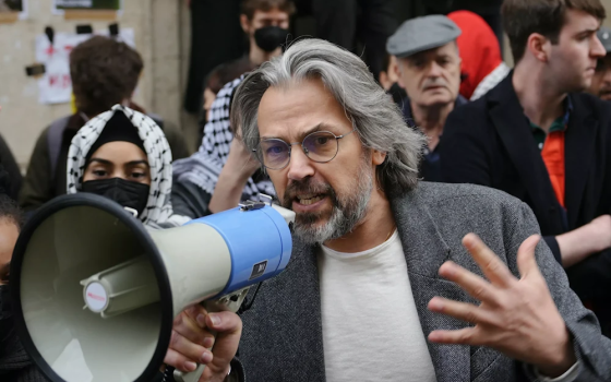 إيميريك كارون، عضو حزب الثورة البيئية