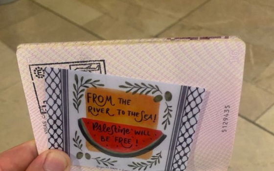 "من النهر إلى البحر، فلسطين ستكون حرة" عبارة داخل جواز مواطن فلسطيني