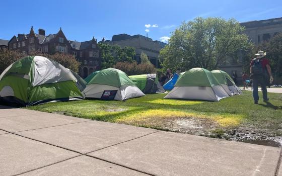 مخيم تضامني داعم لغزة