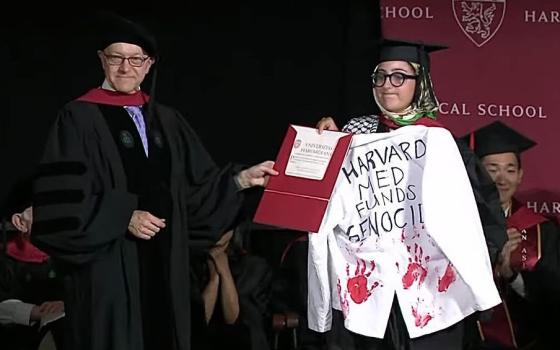 خريجة طب من هارفارد ترفع معطفًا أبيضًا ملطخًا باللون الأحمر