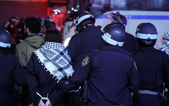 اعتقال طالب من قبل الشرطة الأمريكية