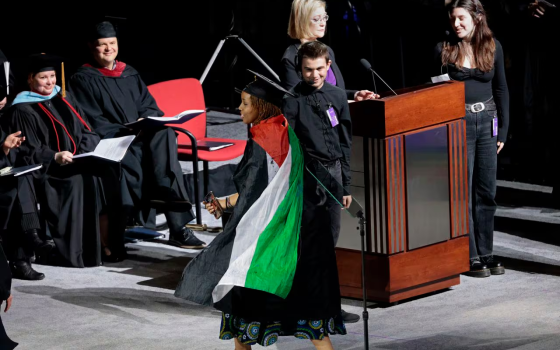 حمل علم فلسطين في حفل تخريج كلية إيمرسون