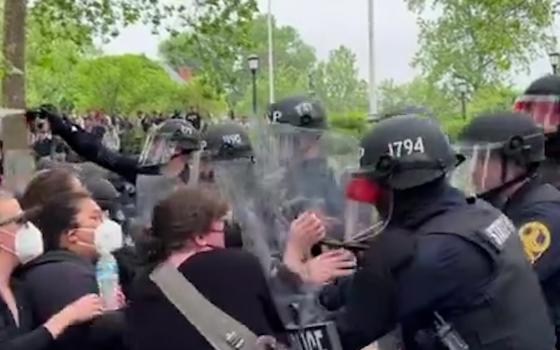 قمع الشرطة الأمريكية لطلاب  جامعة فرجينيا
