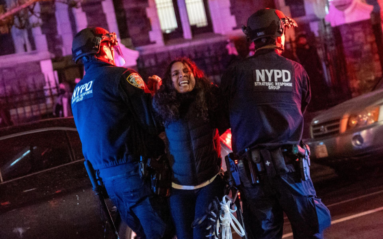 اعتقال فتاة خلال مظاهرة مؤيدة لفلسطين