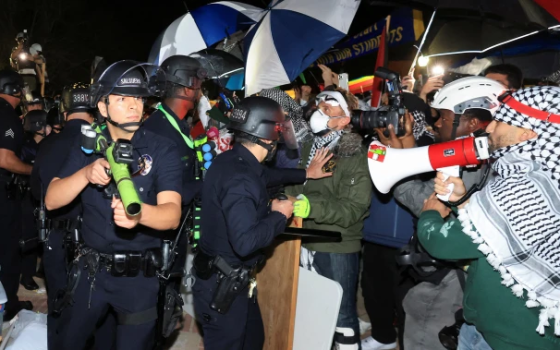 بعد ليلة عنيفة..  الشرطة تقتحم جامعة كاليفورنيا لفض الاعتصام المؤيد لفلسطين