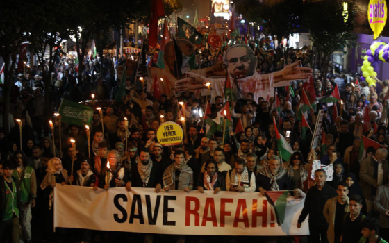 مسيرة ليلية في إسطنبول تطالب بالحرية لفلسطين