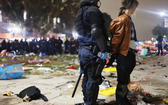 انتقام وقمع وتهديد..  طلاب أمريكا والسويد يواجهون نفاق مؤسساتهم