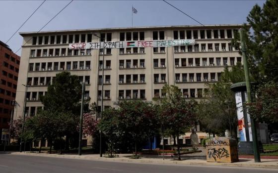 تعليق علم فلسطين على مبنى وزارة التنمية اليونانية
