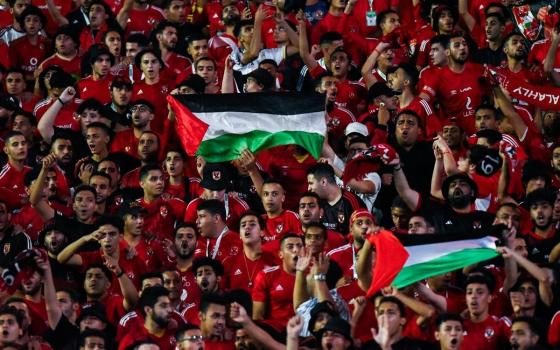 جمهور نادي الأهلي المصري يرفعون علم فلسطين