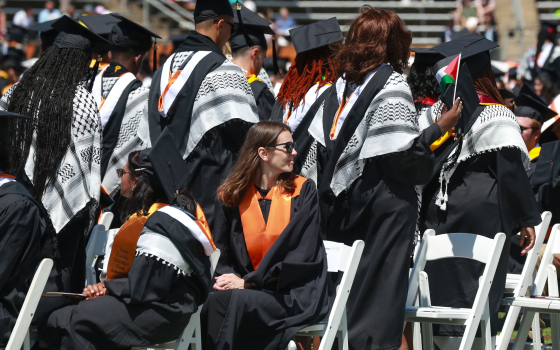 طلاب جامعة برينستون يديرون ظهورهم لرئيس الجامعة