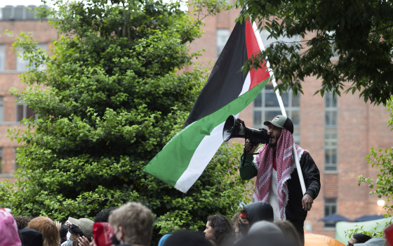 لن نستريح.. طلاب أوريغون يعرقلون حفل تنصيب رئيس الجامعة