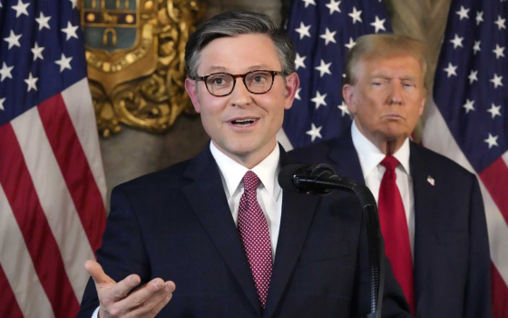 لمشاركتهم بالمظاهرات! رئيس مجلس النواب يقترح سحب تأشيرات الطلاب الأجانب