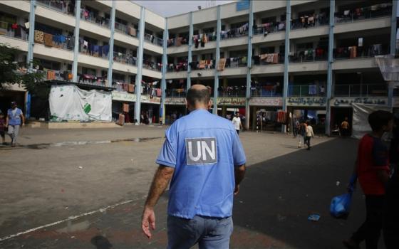 موظف من الأونروا في مدرسة مزدحمة بالنازحين