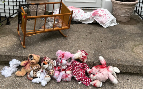 وضع دمى ملطخة على أبواب منازل أعضاء مجلس الأمناء