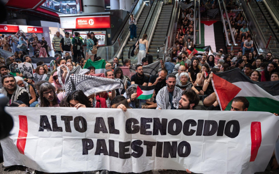 نشطاء يعتصمون في محطة قطار بمدريد للمطالبة بقطّع العلاقات مع "إسرائيل"