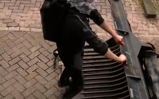 شاب يواجه جرافة لمنع هدم حاجز التضامن مع غزة في أمستردام