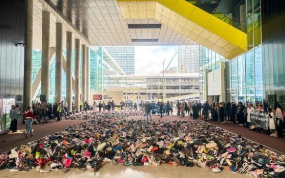 هولنديون يضعون آلاف الأحذية لاستذكار ضحايا غزة من الأطفال