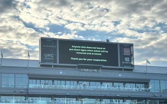 لافتة في حفل تخرج نورث كارولينا