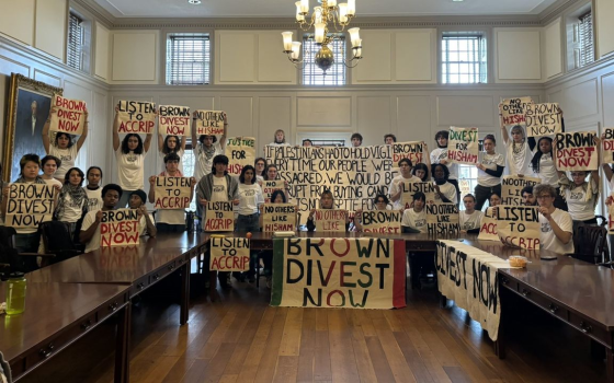 طلاب جامعة براون الذين جرى اعتقالهم على يد الشرطة الأمريكية بعد اقتحامها للمبنى