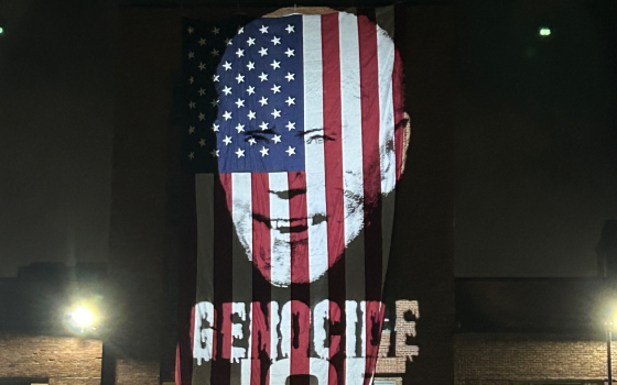 " جو الإبادة الجماعية" عبارة وضعها طلاب جامعة جنوب كاليفورنيا على مبنى الجامعة