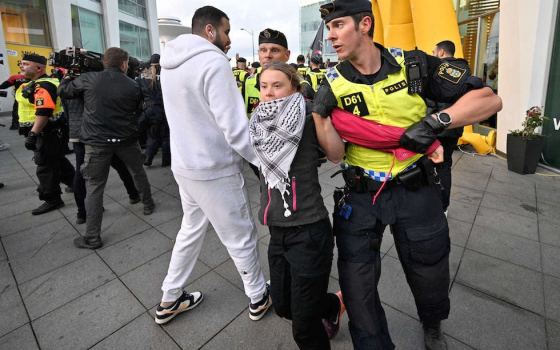 قمع المتظاهرين المؤيدين لفلسطين في مدينة مالمو السويدية