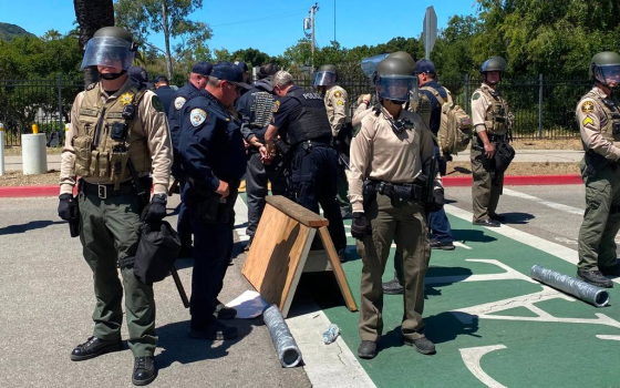 قمع واعتقال طلاب من مخيماتهم التضامنية