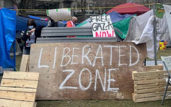 مقاعد وألواح.. سلاح الطلبة في وجه إرهاب الشرطة