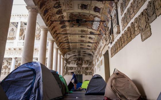 مخيم طلابي في قصر بو التاريخي بإيطاليا