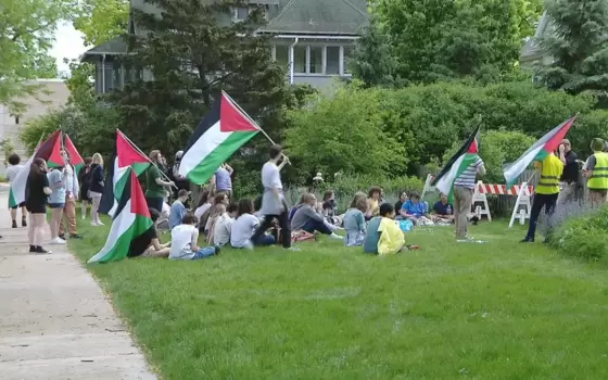 تواجد طلاب حامعة لورانس عند منزل رئيس جامعتهم