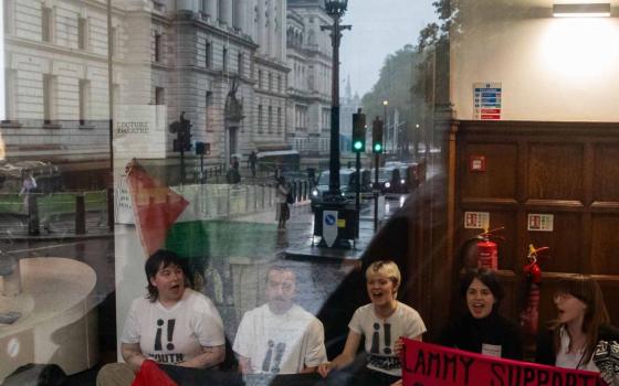 نشطاء بريطانيون يعرقلون خطابًا لوزير المالية