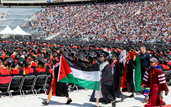 رغم القمع!.. طلاب أمريكا ينصرون فلسطين في احتفالات تخرجهم