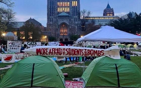 طلاب جامعة “ييل” يدشنون معرضًا لأسلحة الإبادة