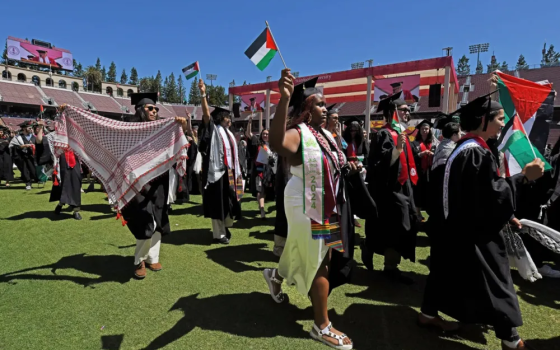 طلاب جامعة ستانفورد يغادرون حفل التخرج حاملين أعلام فلسطين