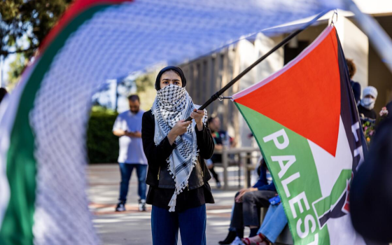 طالبة جامعية داعمة لفلسطين