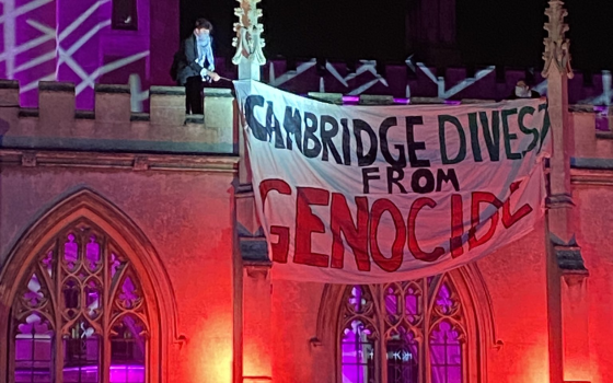 رفع لافتات تضامنية مع فلسطين خلال الخفل