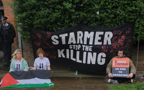 محاصرة منزل زعيم المعارضة البريطانية كير ستارمر