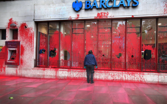 استهداف بنك باركليز