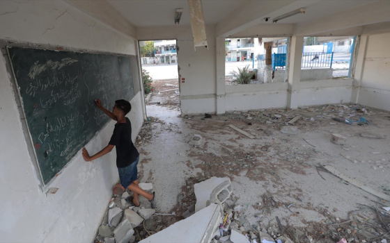 طالب في مدرسة مدمرة في غزة