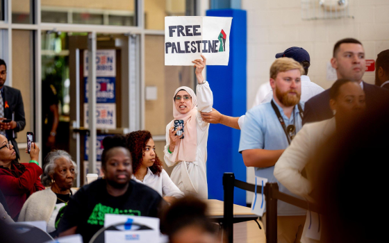 متظاهرة تعرقل خطاب انتخابي للسيناتور كريس فان هولين