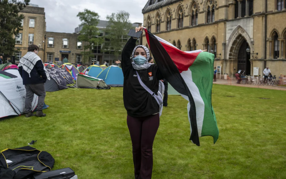 طالبة متضامنة مع فلسطين في مخيم جامعة أكسفورد
