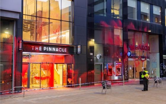 استهداف "باركليز" و "جي بي مورغان" في ليدز