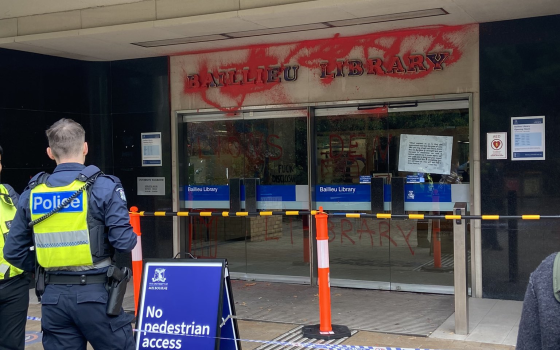 طلاب ملبورن يحتلون مكتبة الجامعة