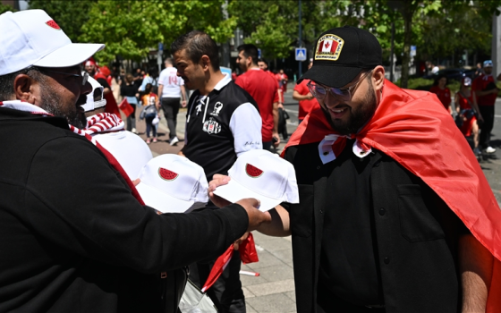 نُشطاء يوزعون قبعات "البطيخ" في بطولة أمم أوروبا