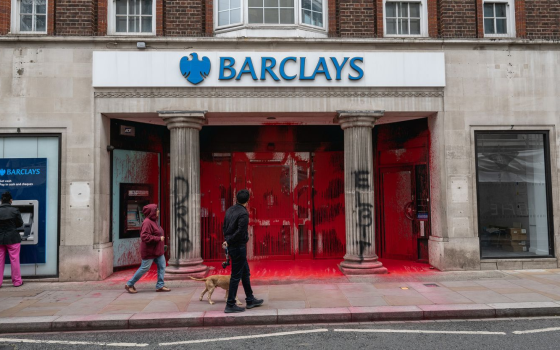 استهداف بنك باركليز