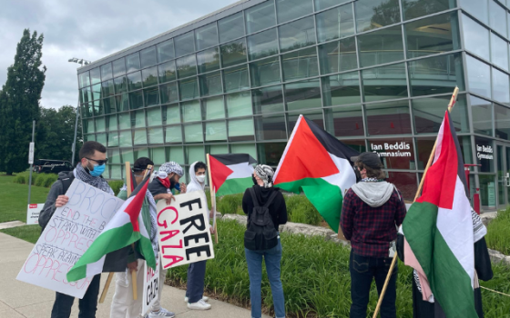 احتجاج خارج حفل توزيع الشهادات في جامعة بروك