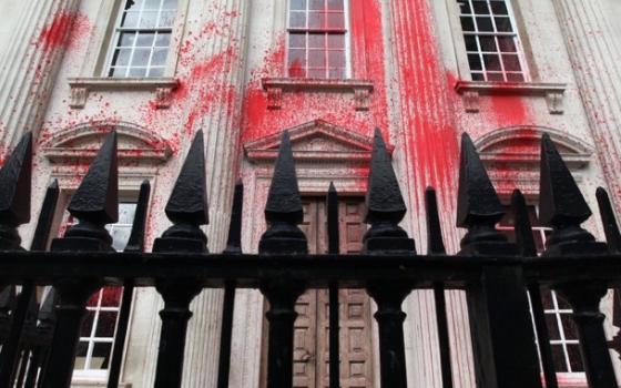 استهداف جامعة كامبريدج بالطلاء الأحمر