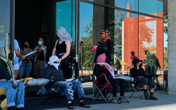 احتلال طلاب جامعة كاليفورنيا لمبنى خدمات الطلاب