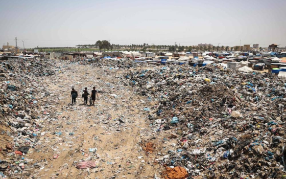 أطفال غزة يبحثون بين ركام القمامة