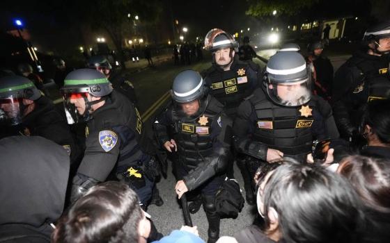 قمع الشرطة الأمريكية لطلاب جامعة كاليفورنيا