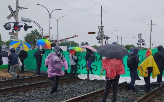 نشطاء مونتريال يغلقون خطًا للسكك الحديدية جنوب مونتريال